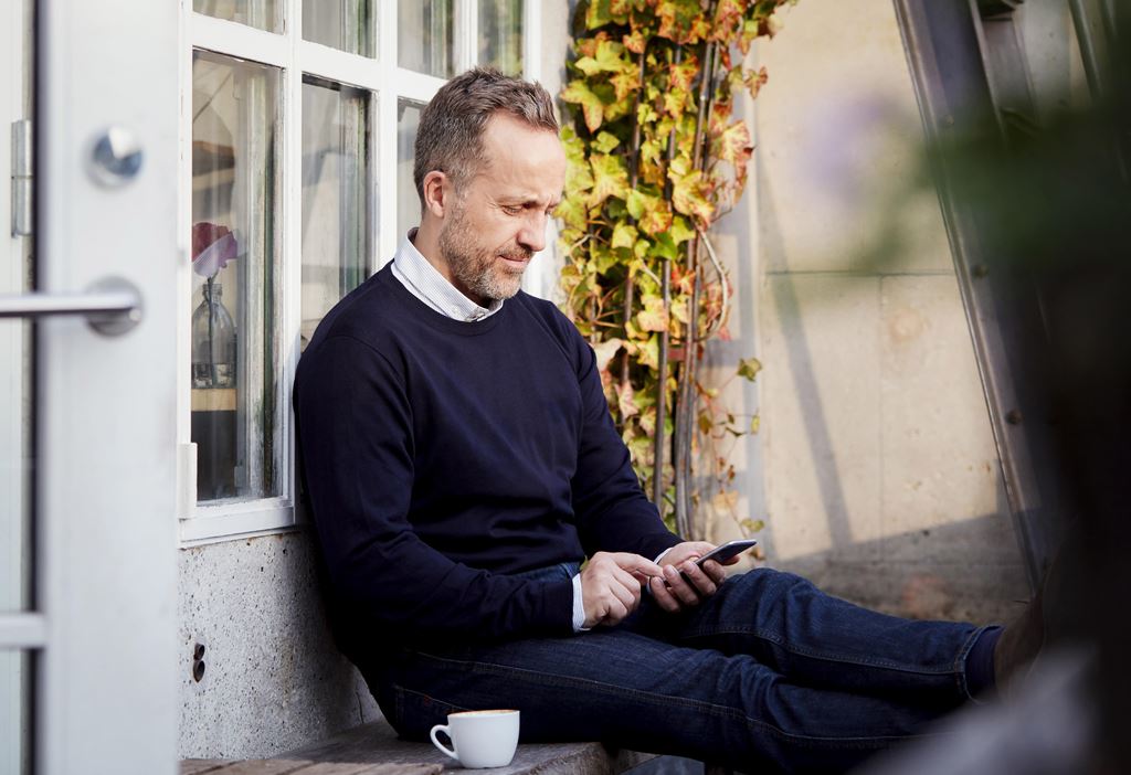 Tinnitus Relief app mann bruker smarttelefon